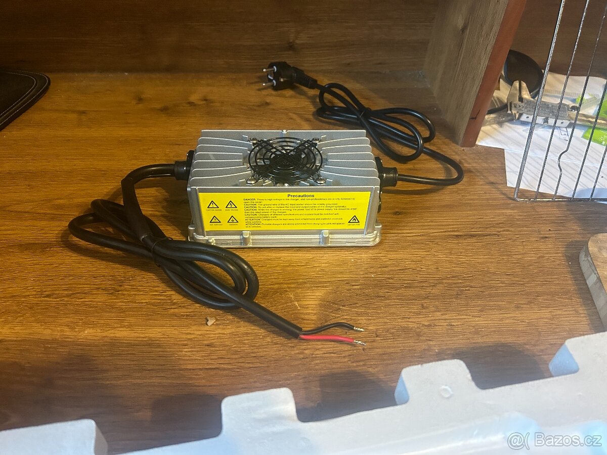 nabijecka 13S 15A nova / DC zdroj 54.6v