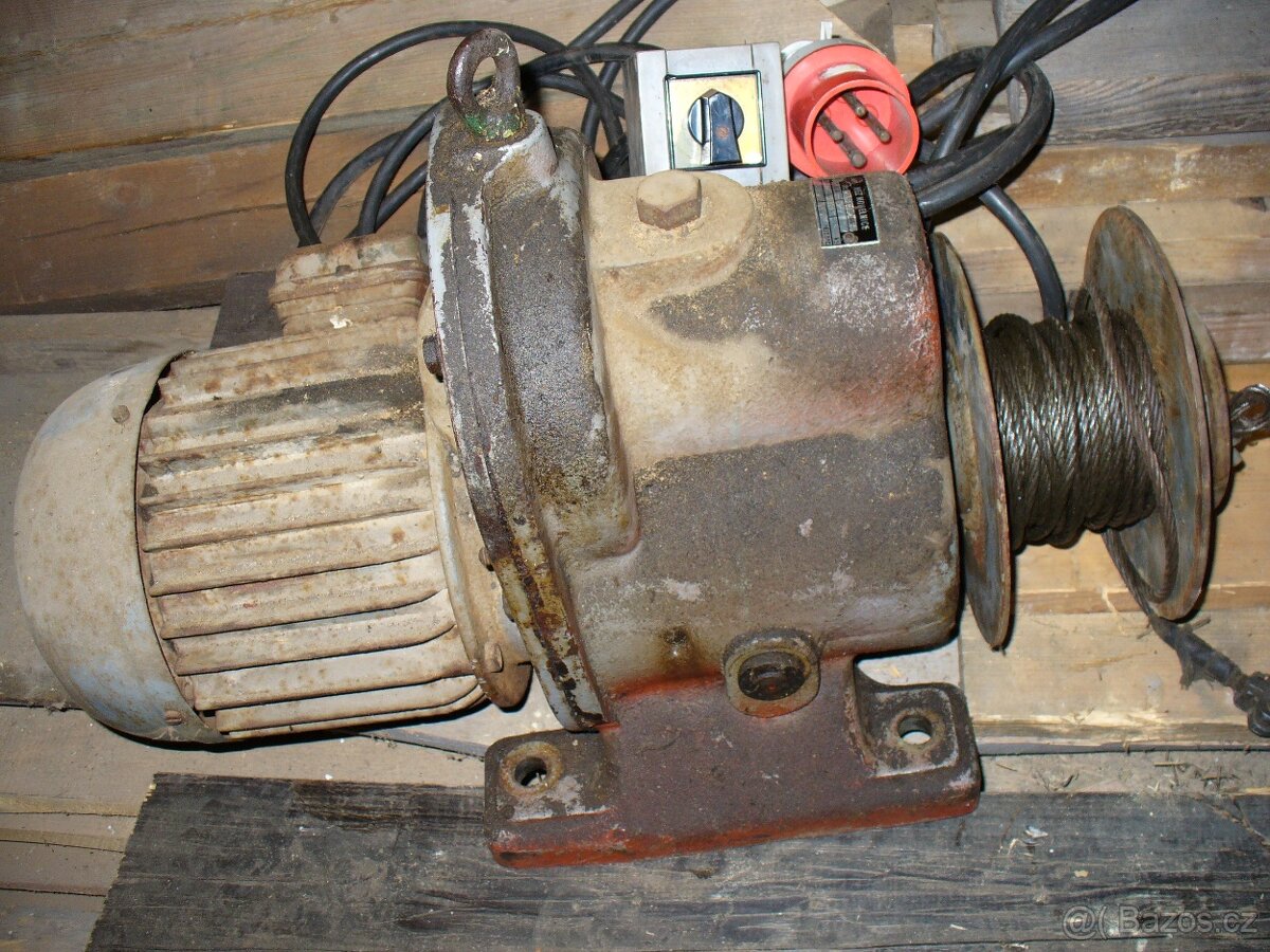 Elektromotor s převodovkou a navijákem (naviják)
