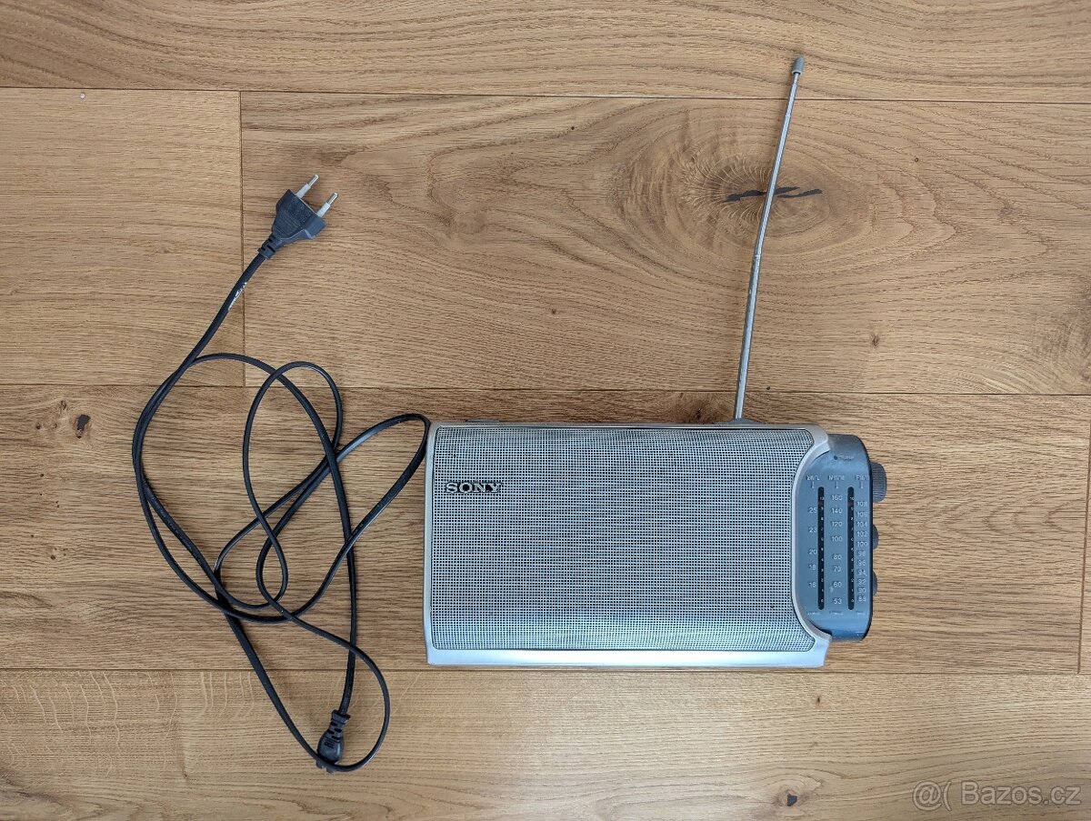 Přenosný radiopřijímač Sony ICF-704L