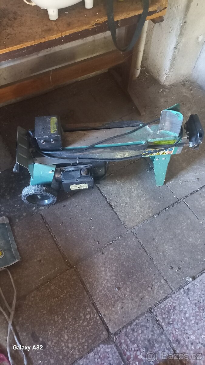 Elektrická štípačka na dřevo
