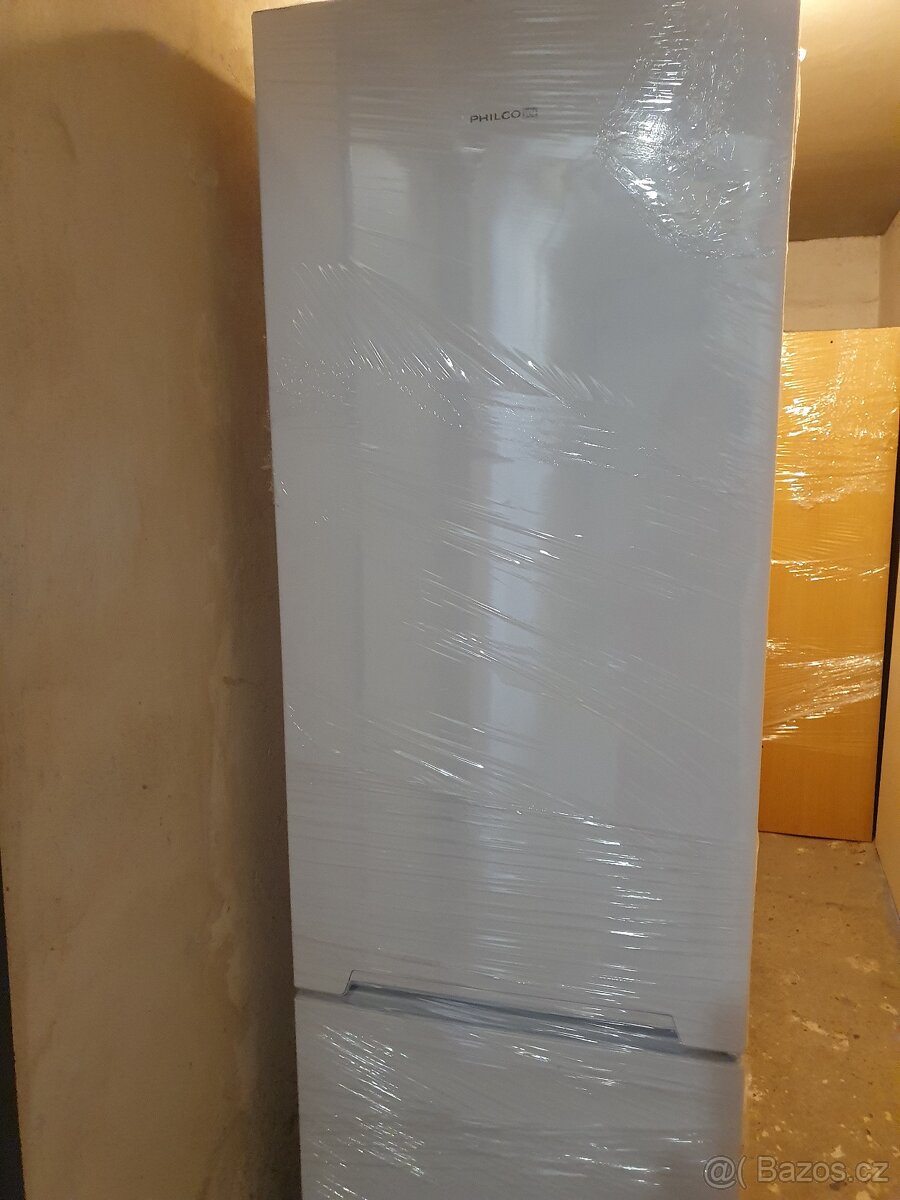 Bílá lednička s mrazákem zn. Philco