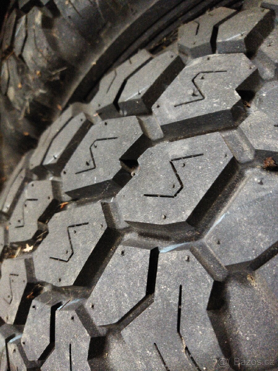 Nové pneu 245/75r17 4 ks Dunlop a 4 ks Bridgestone