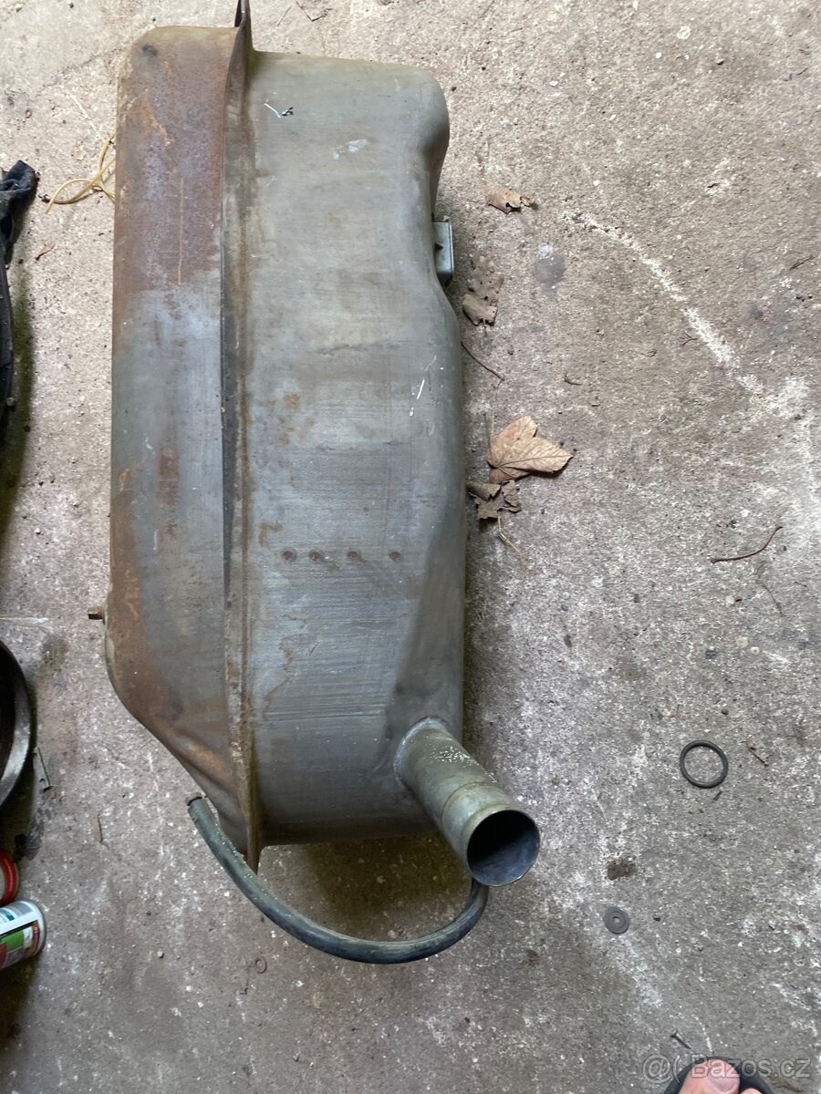 Renault R8, Renault 8 nádrž