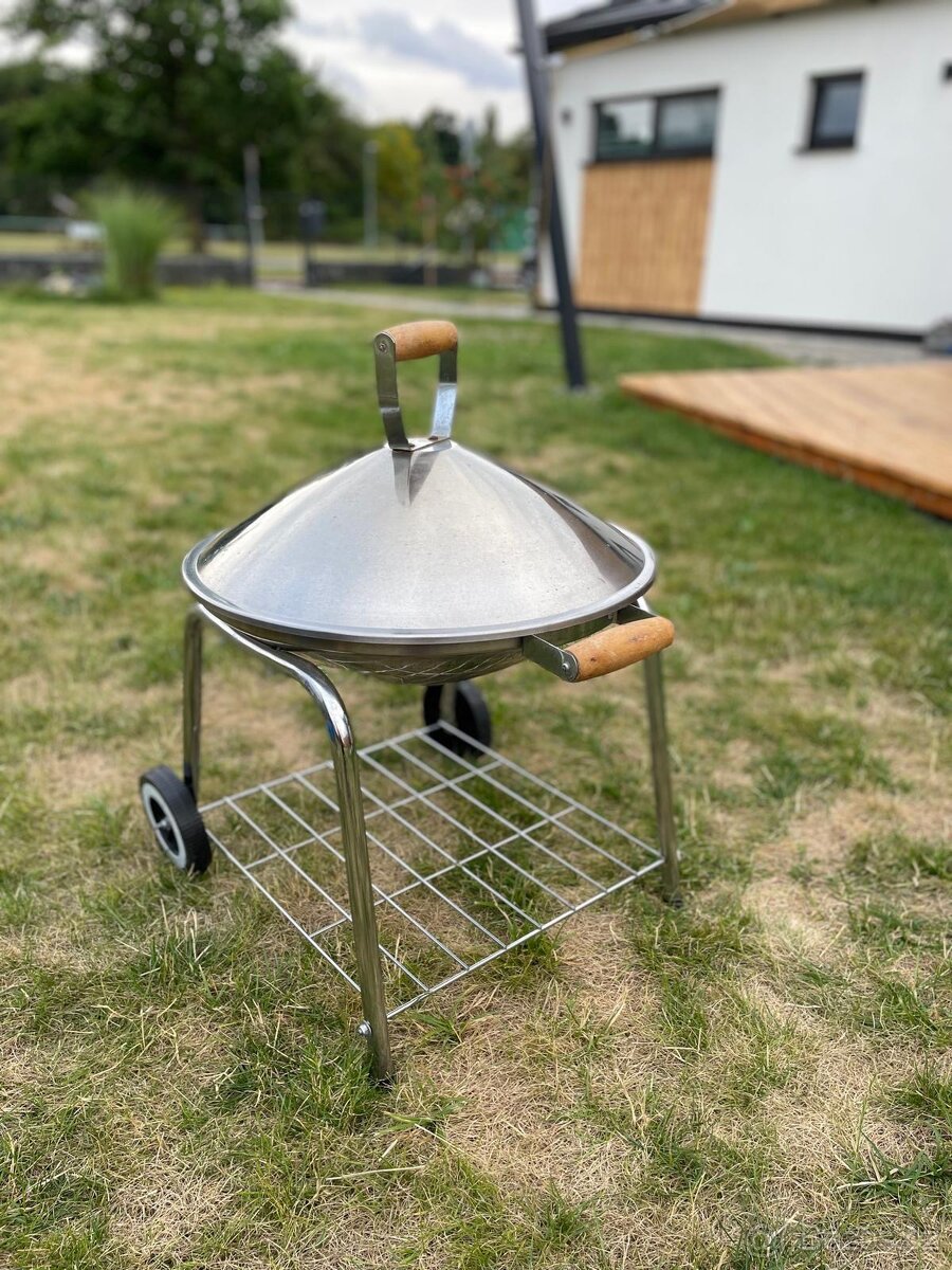 Nerezový grill s víkem