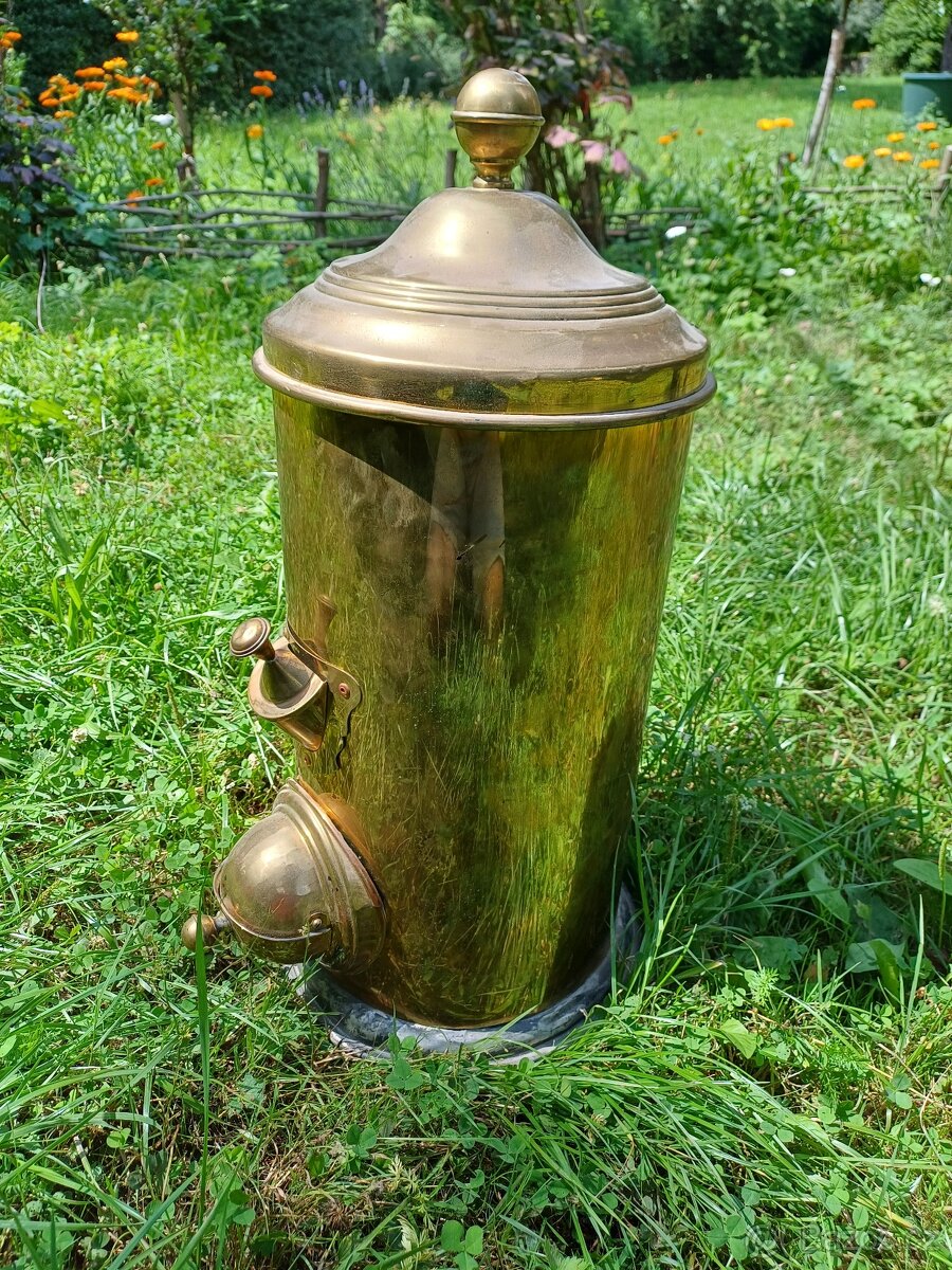 Starožitný kupecký mosazný zásobník na kávu