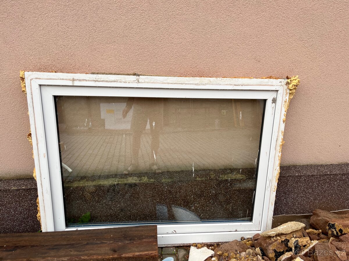 Dve plastova dvouvrstva okna