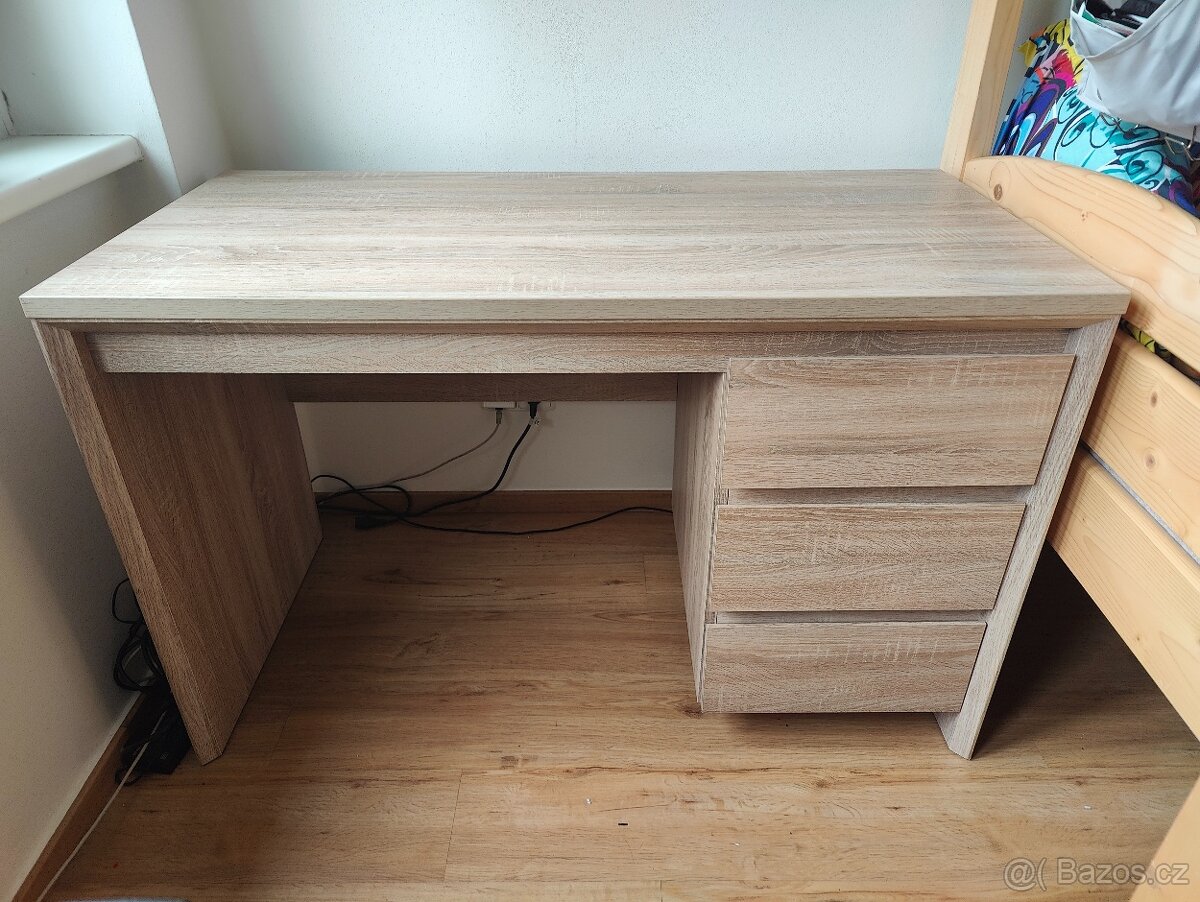 Psací stůl se třemi zásuvkami