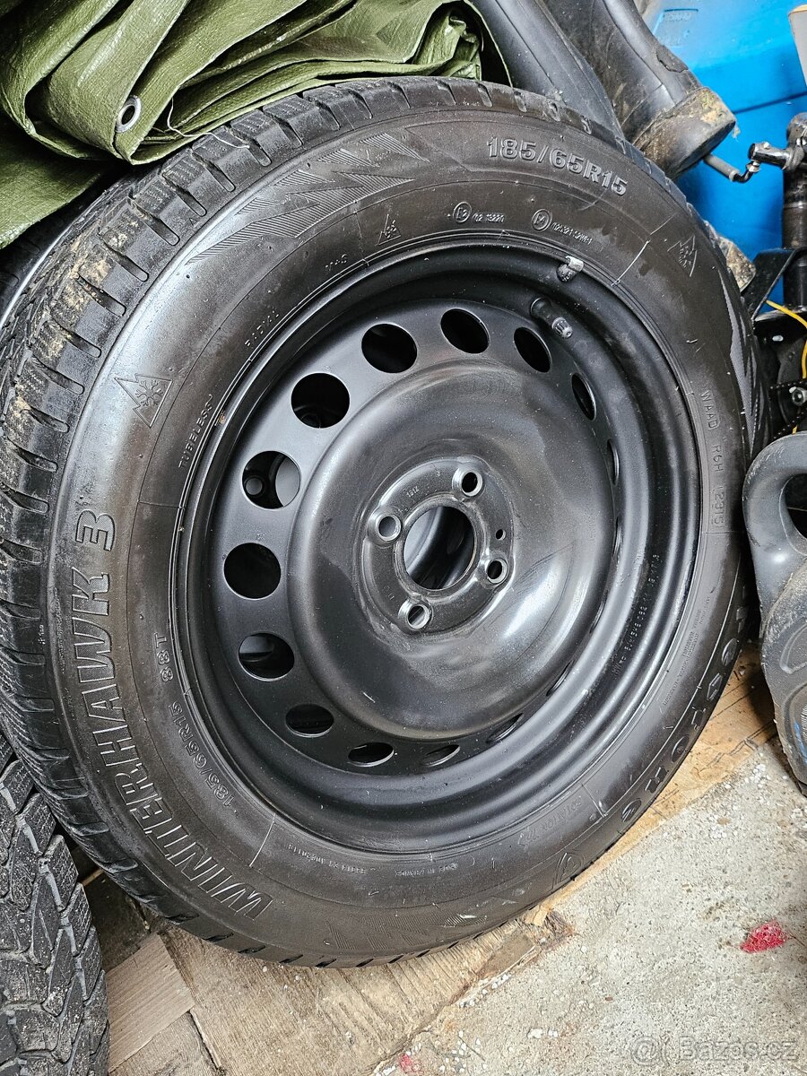 Prodám sadu zimních pneu plus plechové disky 185/65 R15