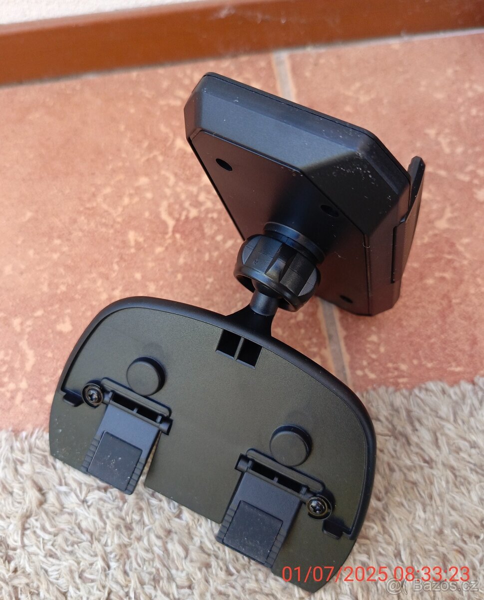 Držák na telefon do auta.