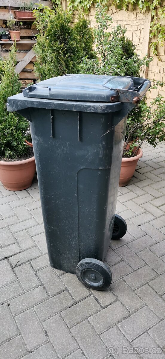 Plastová velká popelnice na kolečkách