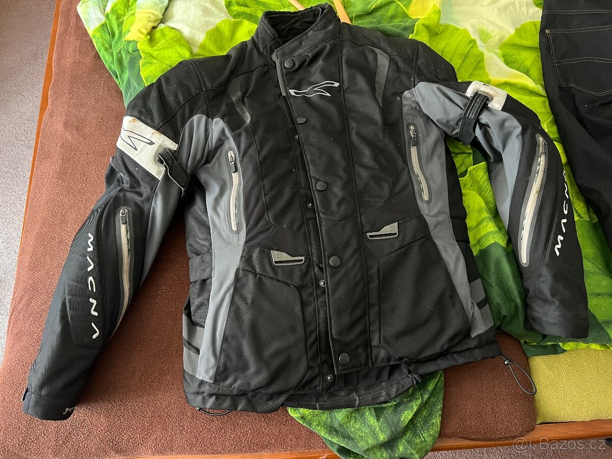 Bunda, kalhoty a boty