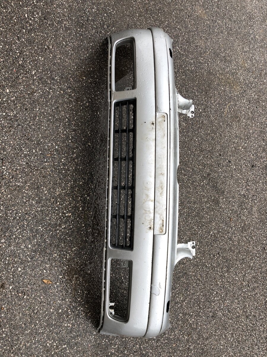 VW golf 4 přední nárazník stříbrný