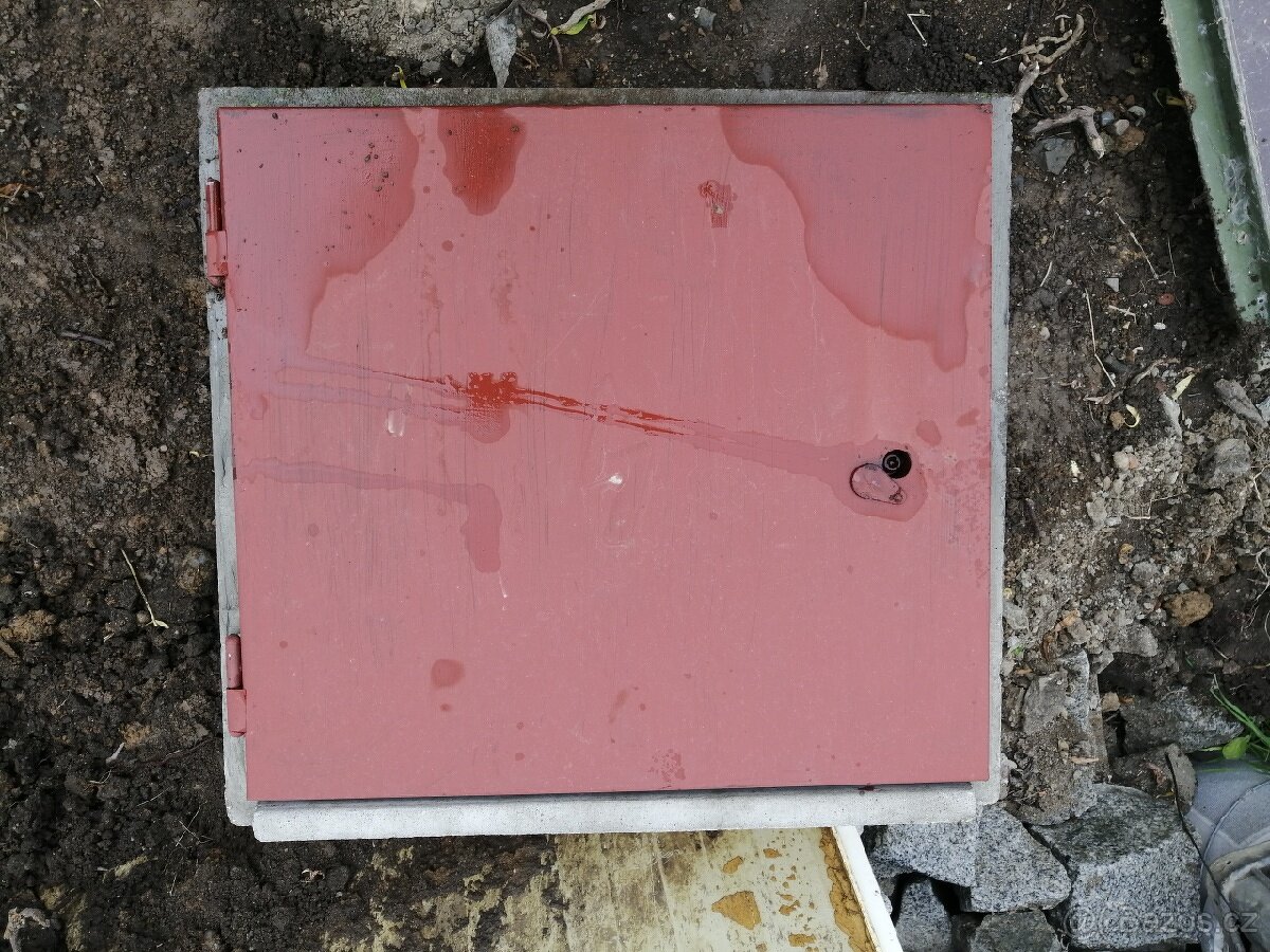 Betonová skříňka s plechovými dvířky na elektroměr