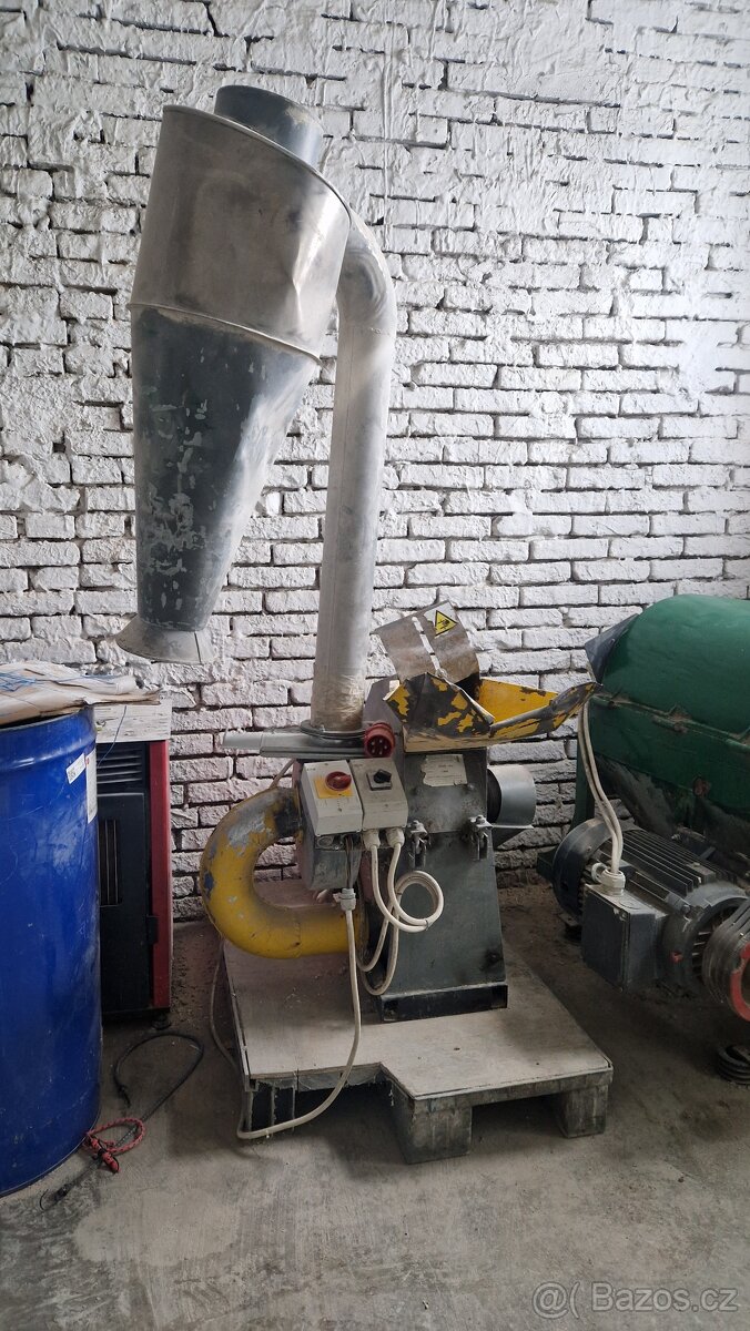 Drtička štěpky, kartonů a slámy