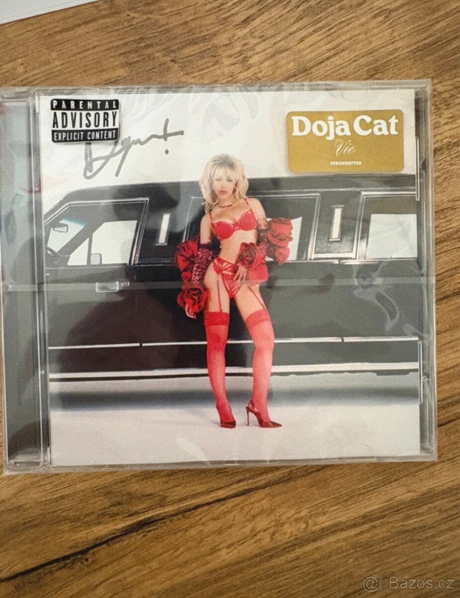 Podepsané cd od americké zpěvačky Doja Cat.