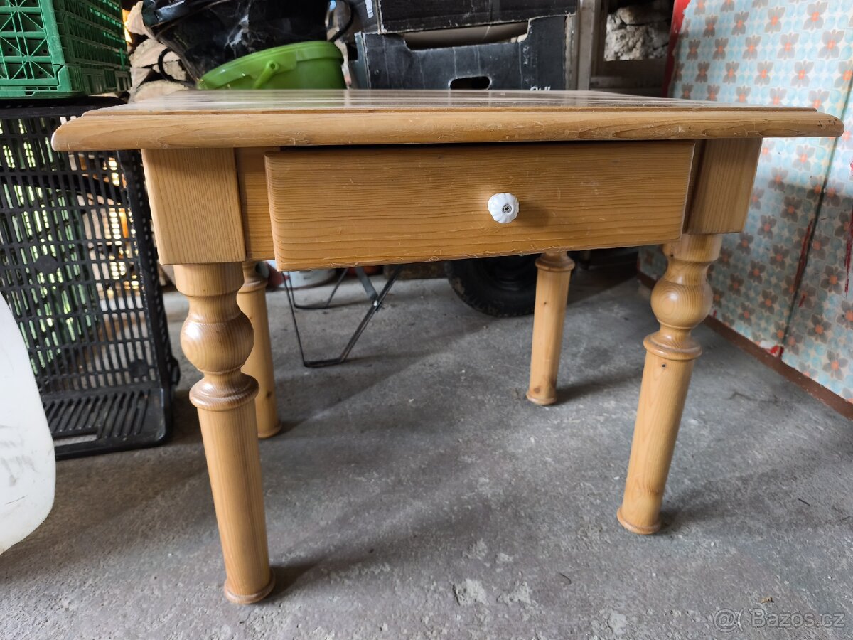 Starý dětský stolek z masivu
