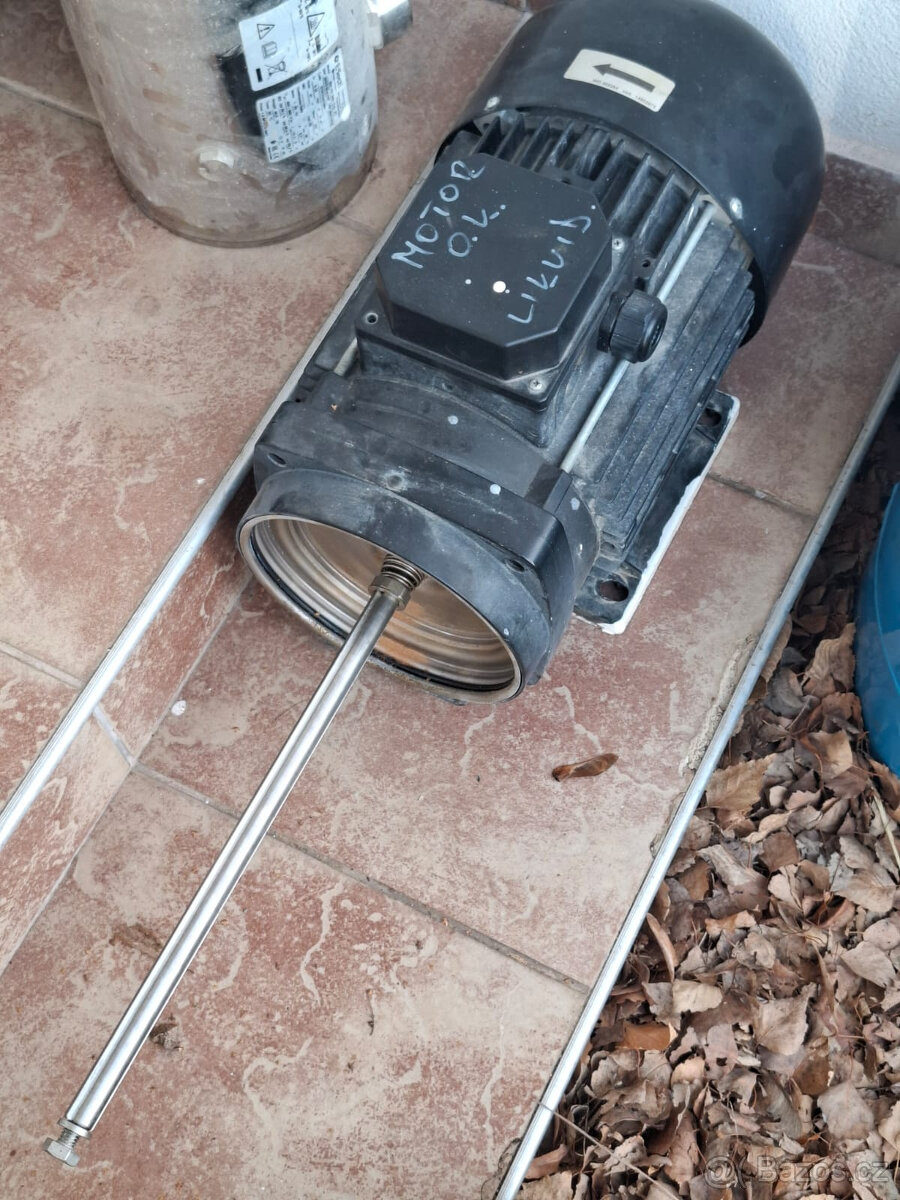 Elektromotor třífázový.