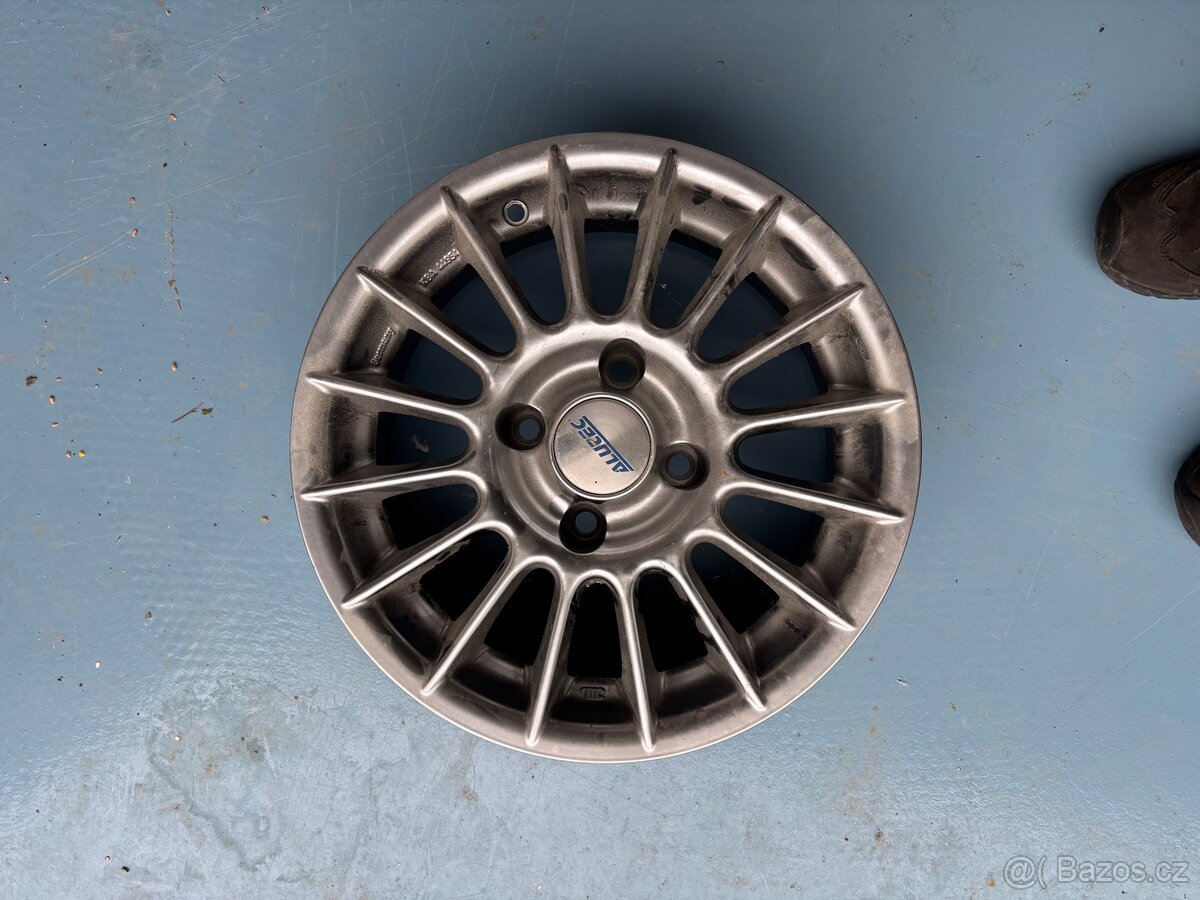 Plechové ráfky plus jeden litý Peugeot 206