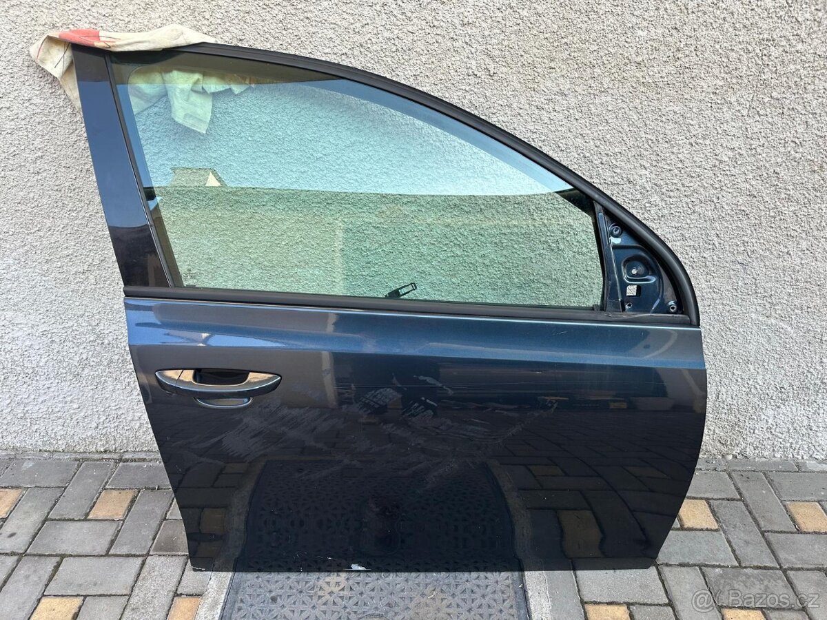 VW Golf 6 právě předni dveře.