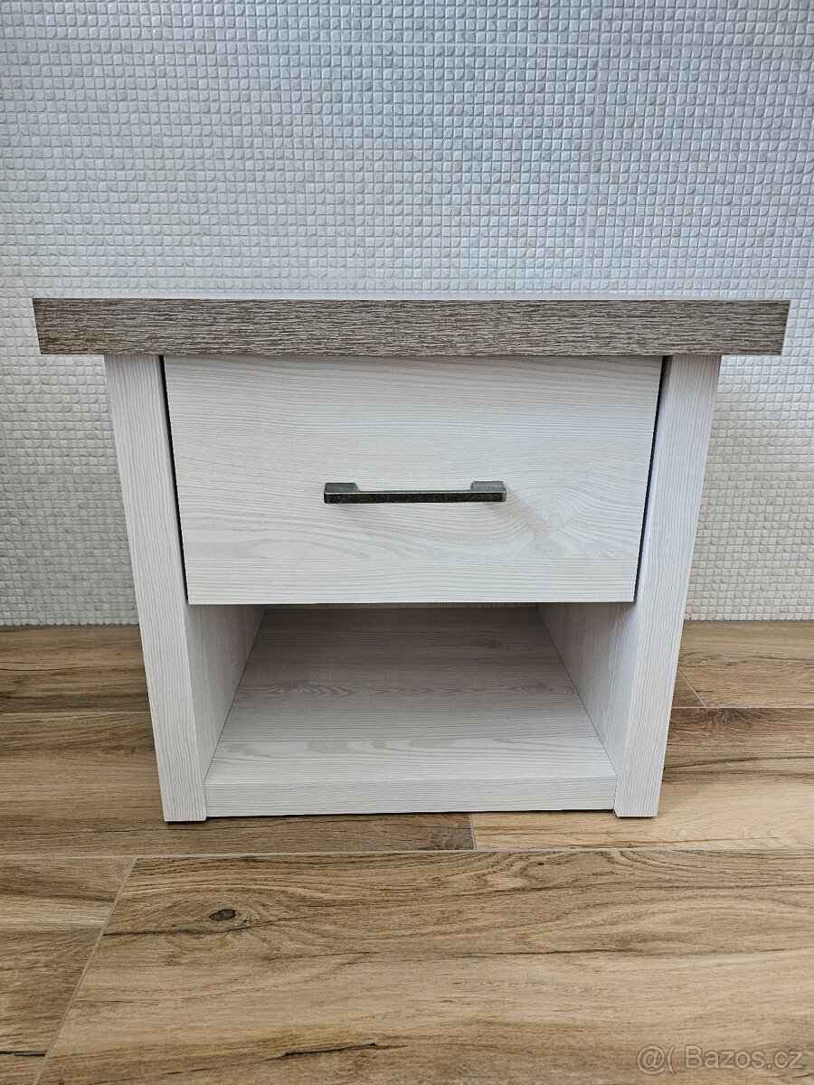 NOVÝ NOČNÍ STOLEK PROVENCE, PC 2699 KČ