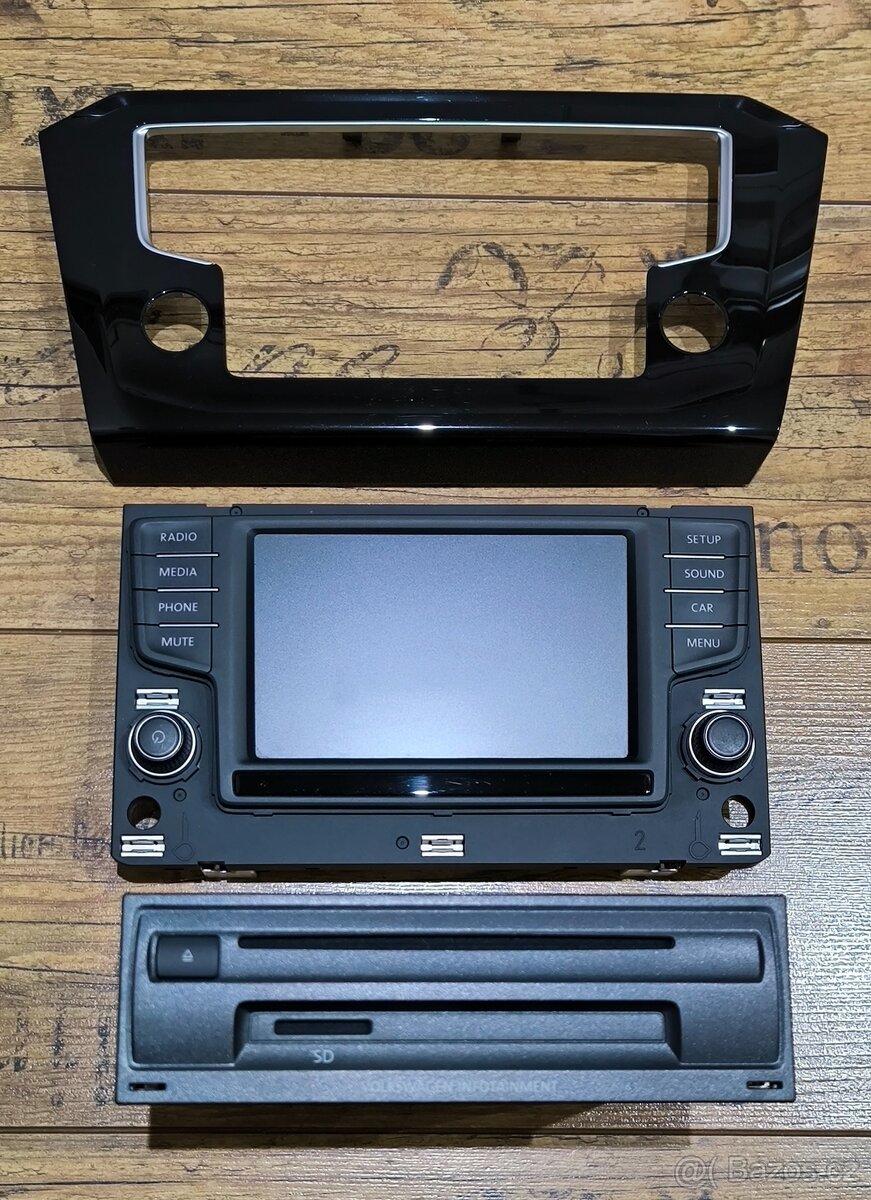 VW Passat B8, display s řídící jednotkou