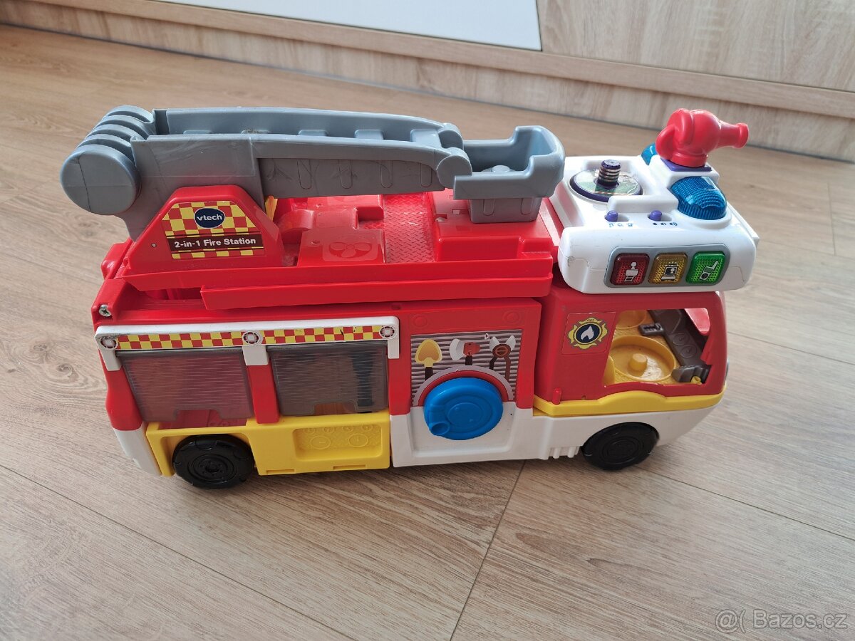 Hasičské auto se světelnými a zvukovými signály