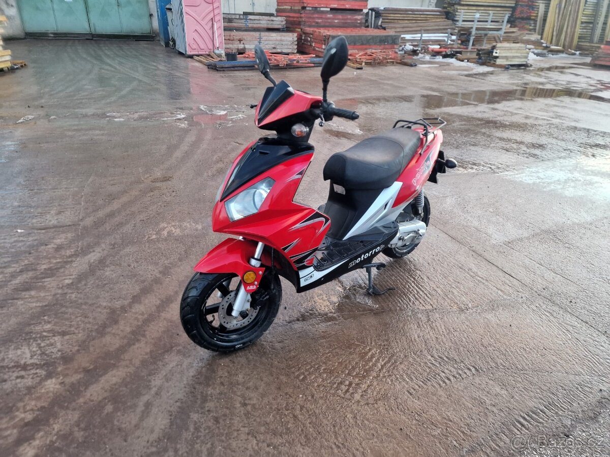 Skútr motocykl Motorro Polly 50, najeto 6700km, držák kufru,