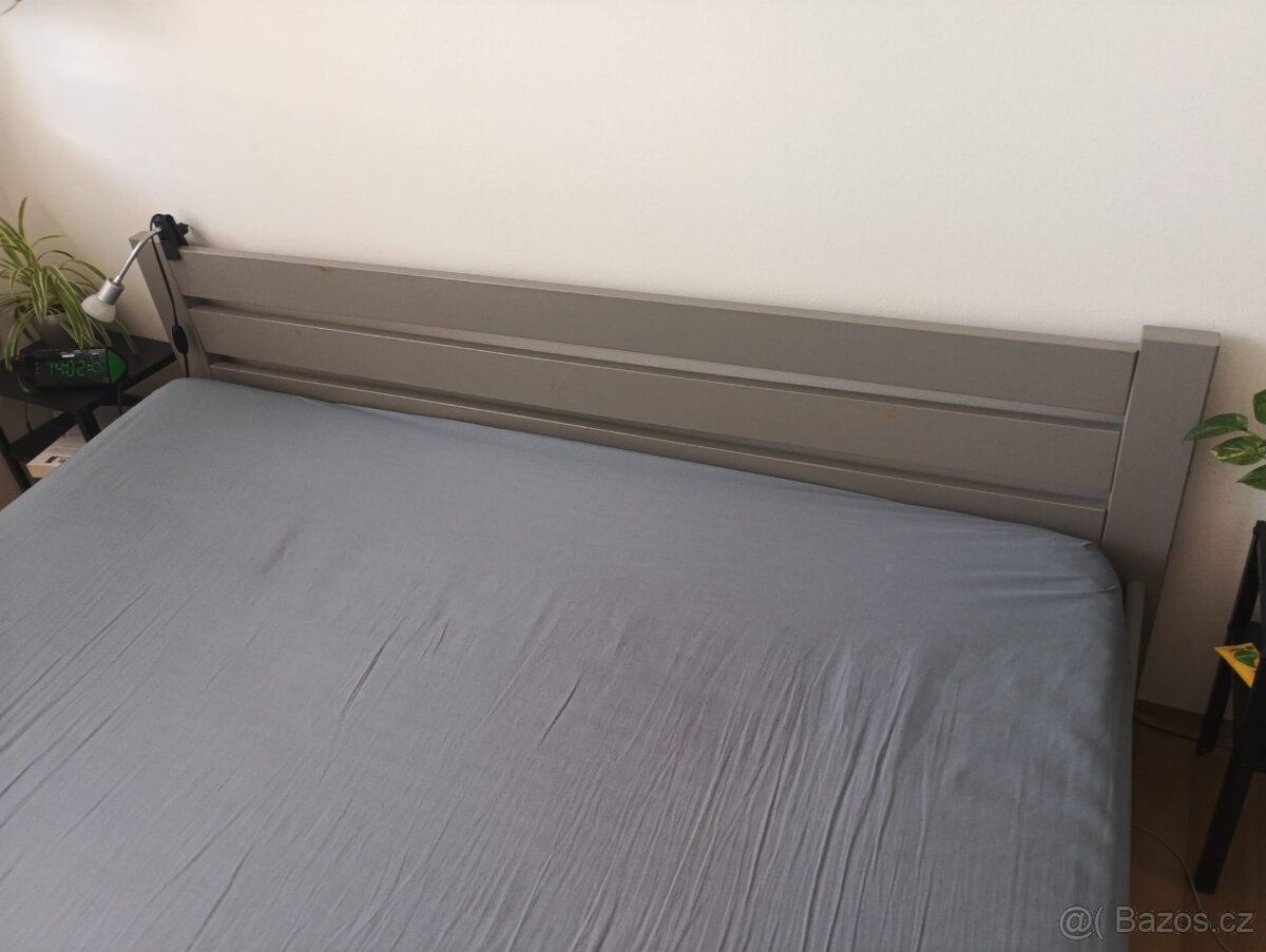 Manželská postel s MATRACÍ + náhradní laťky k roštu