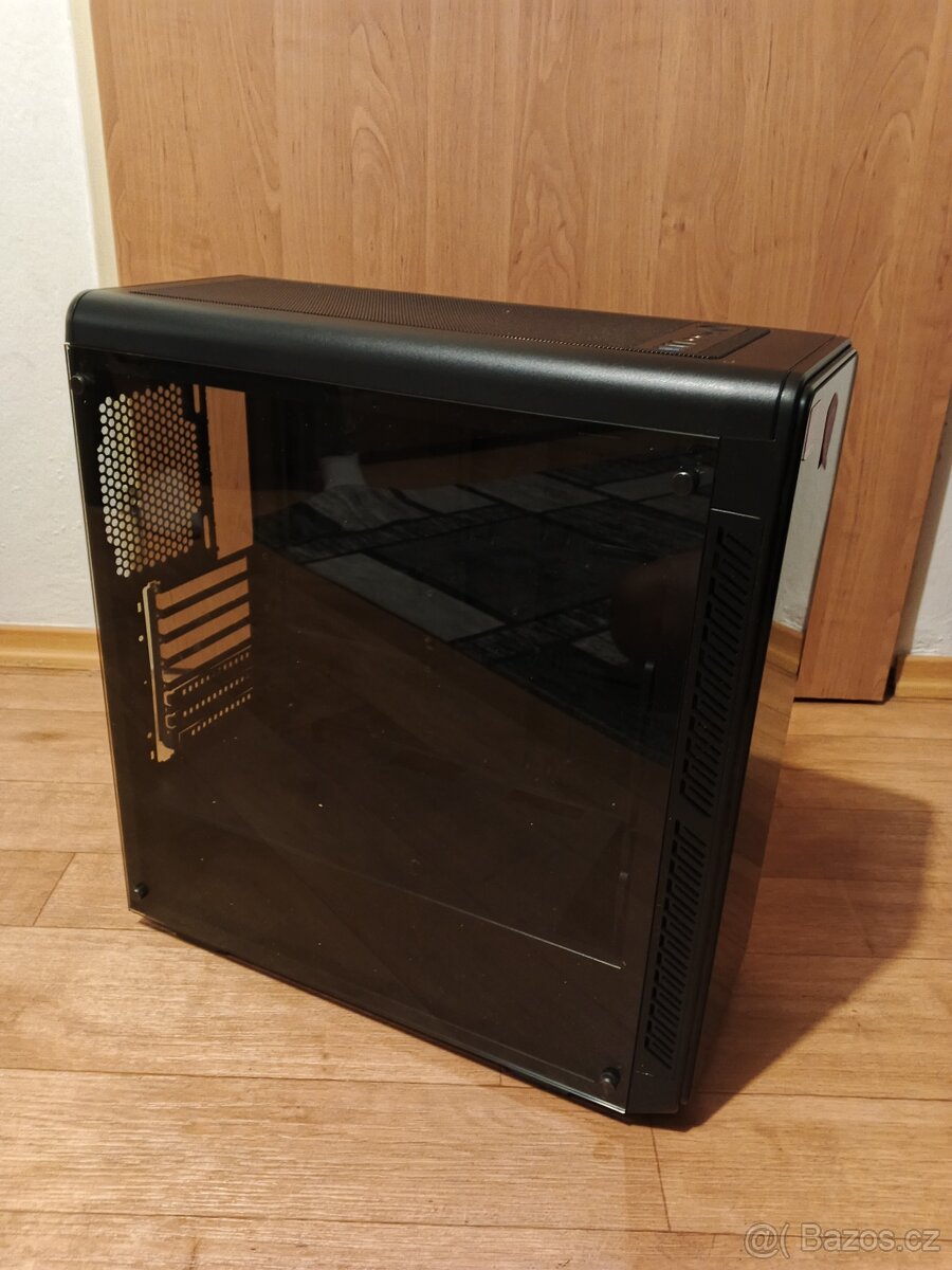 Počítačová skříň s průhlednou bočnicí