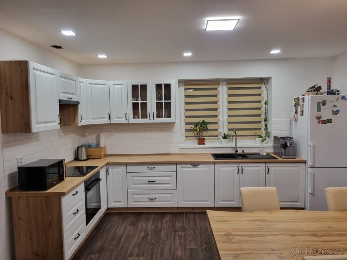 Vzorková kuchyňská sestava venkovského stylu v matném dekoru