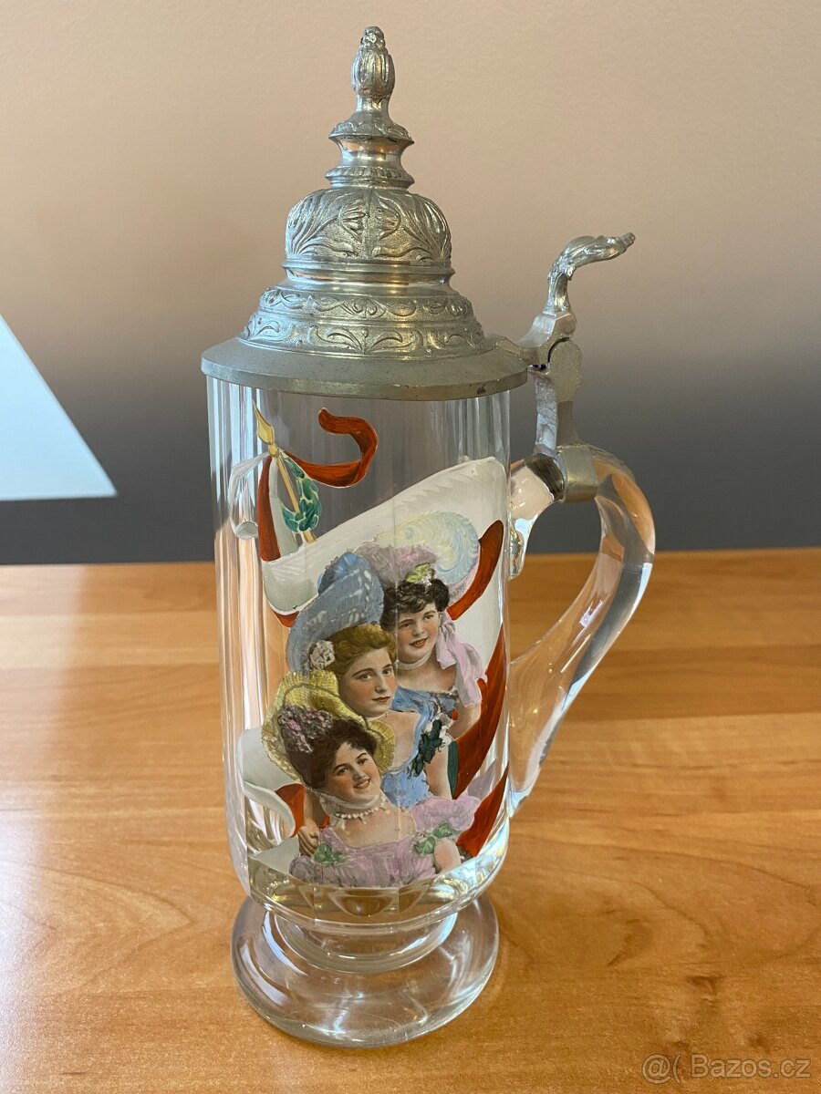 Sběratel nabízí staré korbele s cínovými víčky