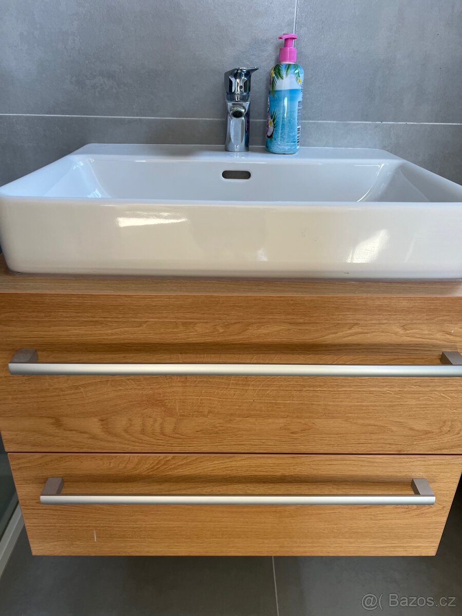 Malá skříňka do koupelny