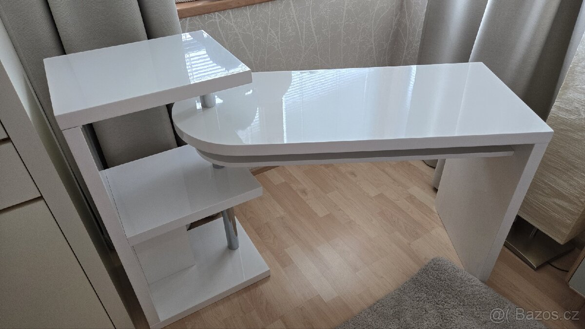 Polohovaci pracovni stul