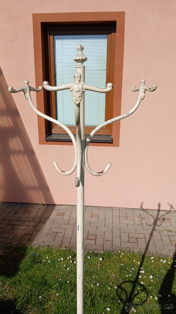 Litinový věšák