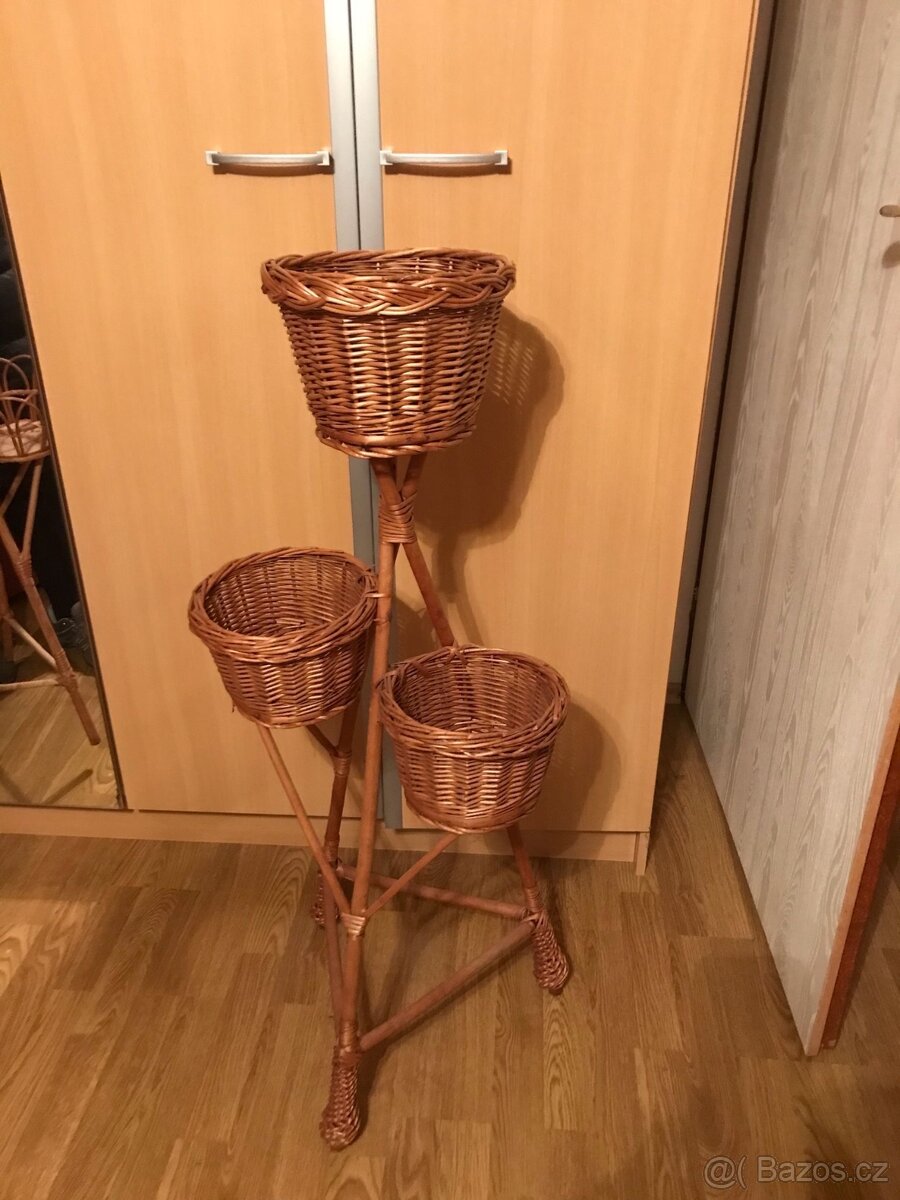 Proutěný stojany na květiny