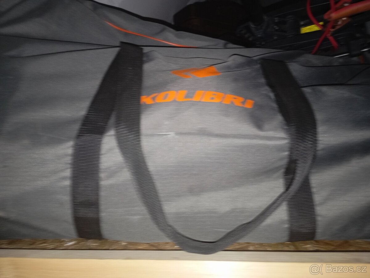 Rybářský člun s elektrickým motorem