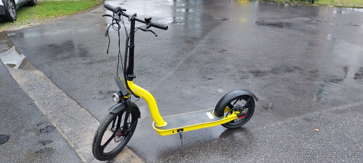 Elektrická koloběžka s 26" koly; žlutá