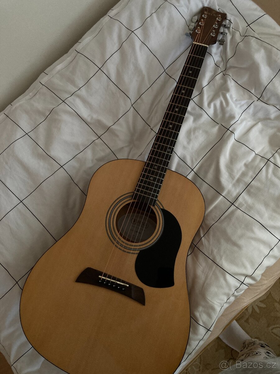akustická kytara značky PECKA GUITARS