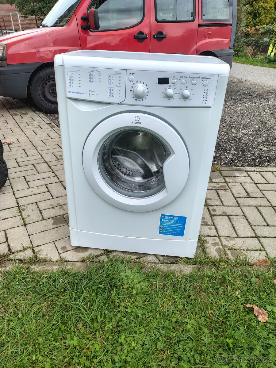 Automatická pračka Indesit se zárukou..