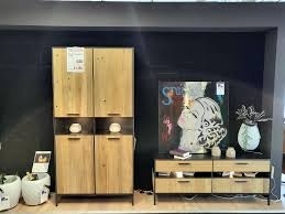 Dřevěná vitrína LUGAL – přírodní elegance