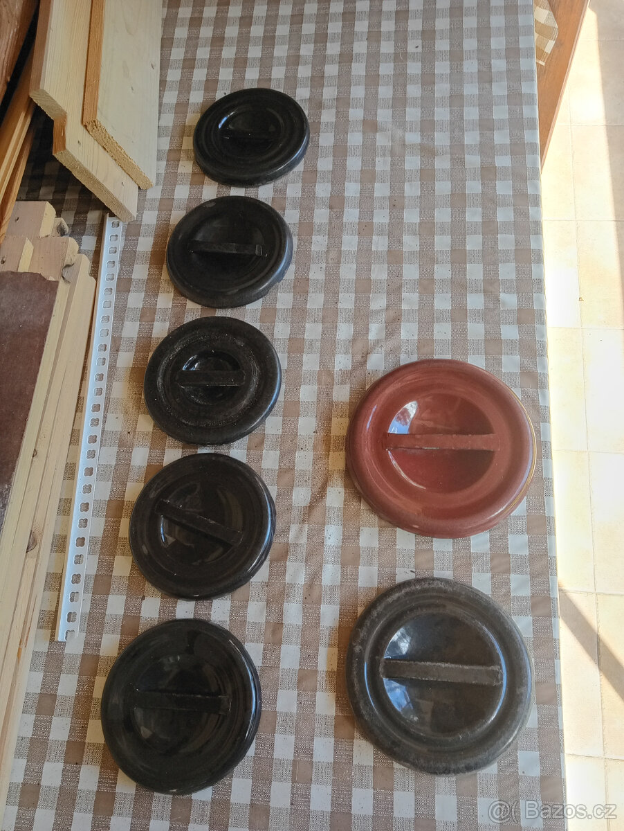 Staré plechové nádobí