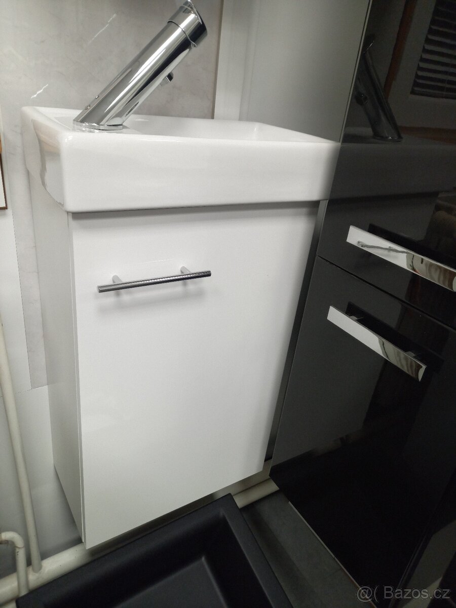 Koupelnová skříňka s umyvadlem 40 cm