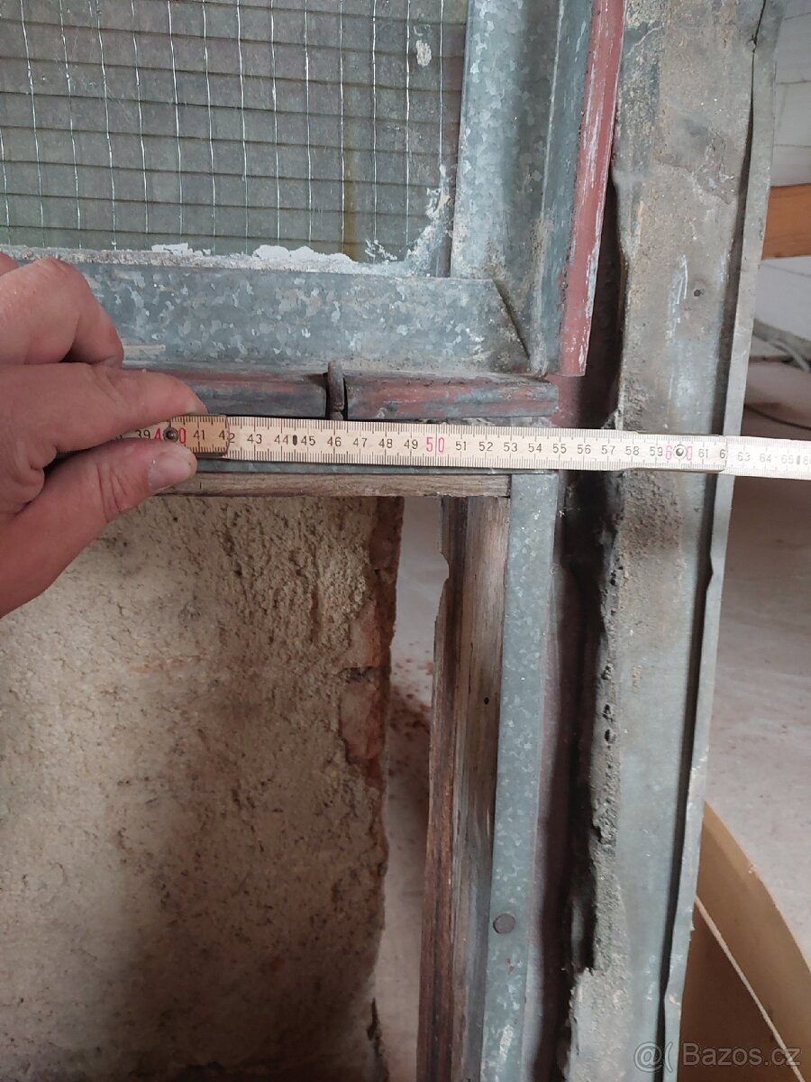 Střešní plechové okno