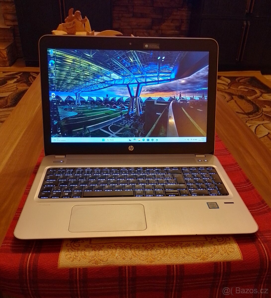 Jako nový, 4- jádrový, nejnovější windows 11,, podsvícená kl