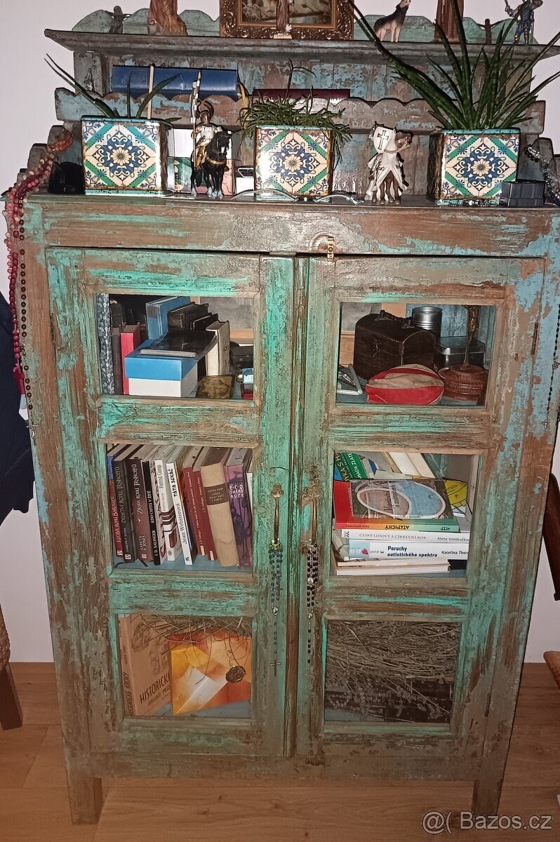 Koloniální nábytek - vitrína, skleník, knihovna