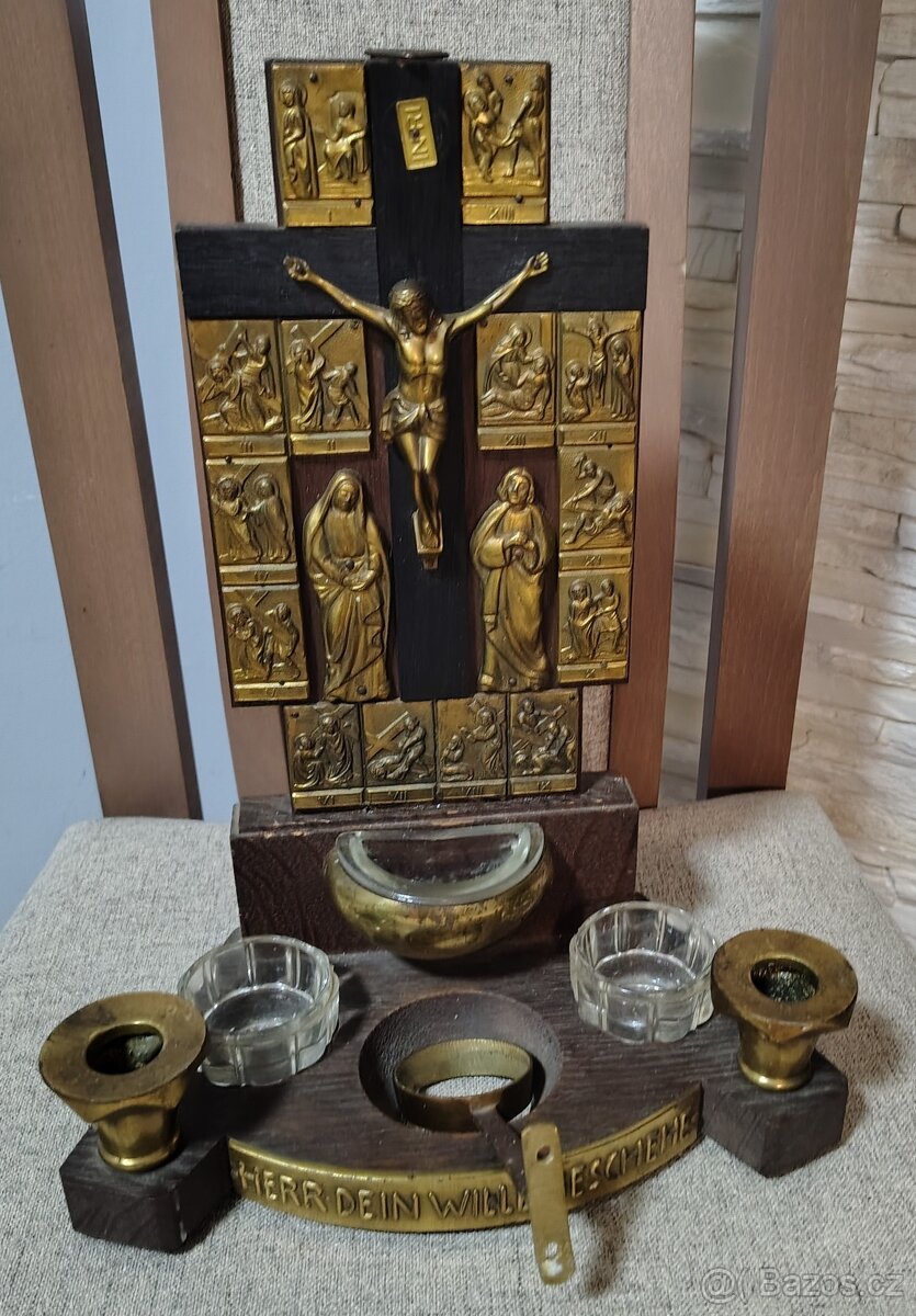 Domácí oltář s Ježíšovým křížem, svěcenou vodou a svícnem