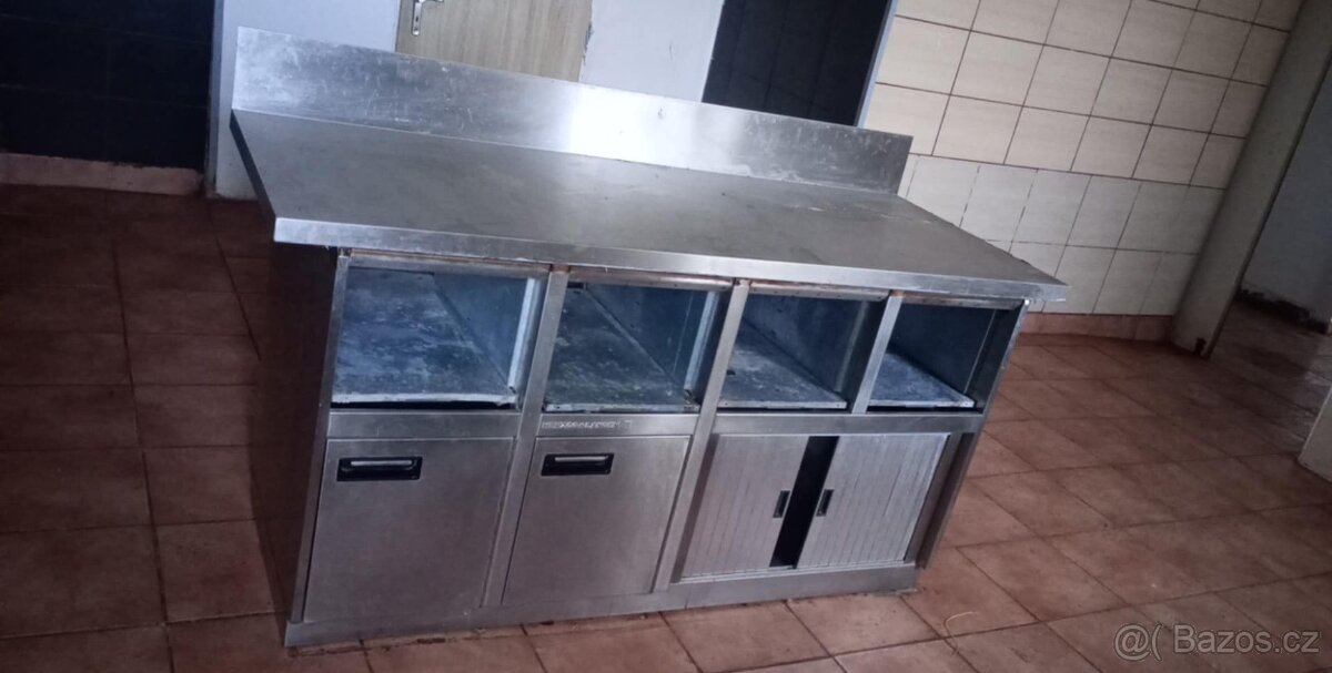 Nerezový výdejní pult do gastro provoz