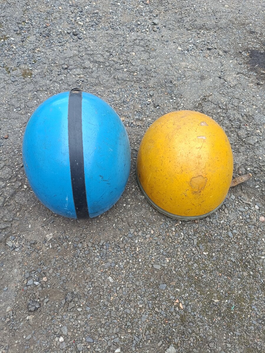 Prodám 2 ks starých helem, přileb na motoveterána