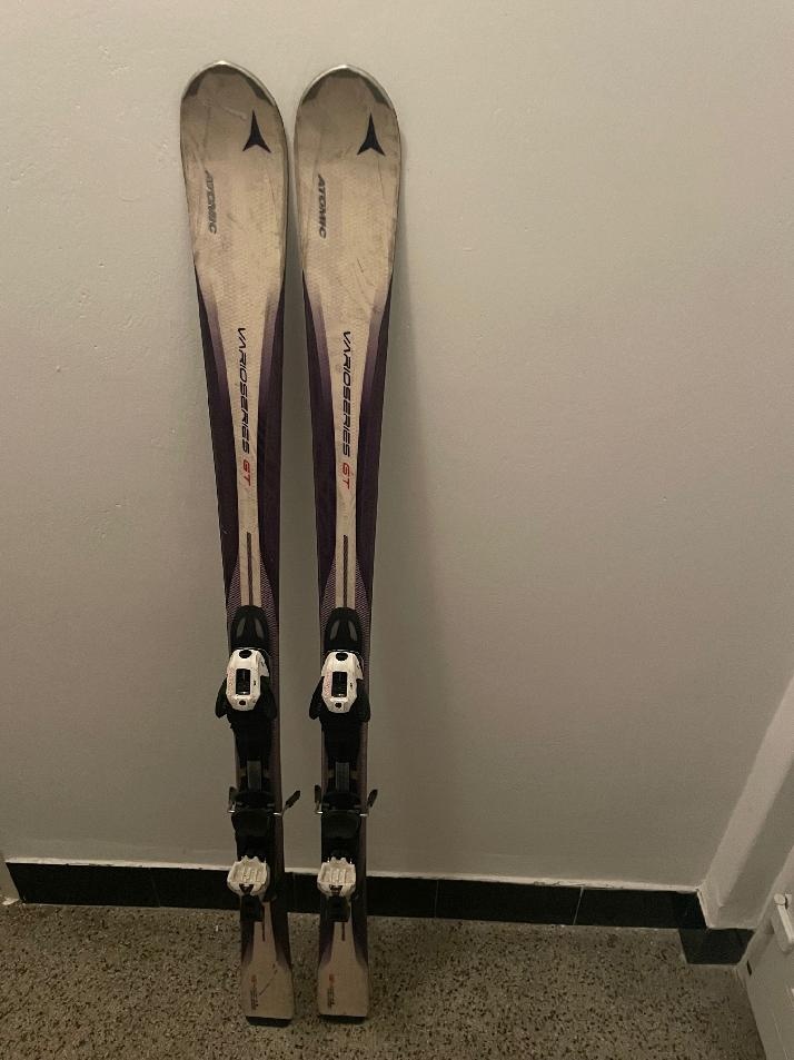 prodám lyže atomic,lyžáky a helmu