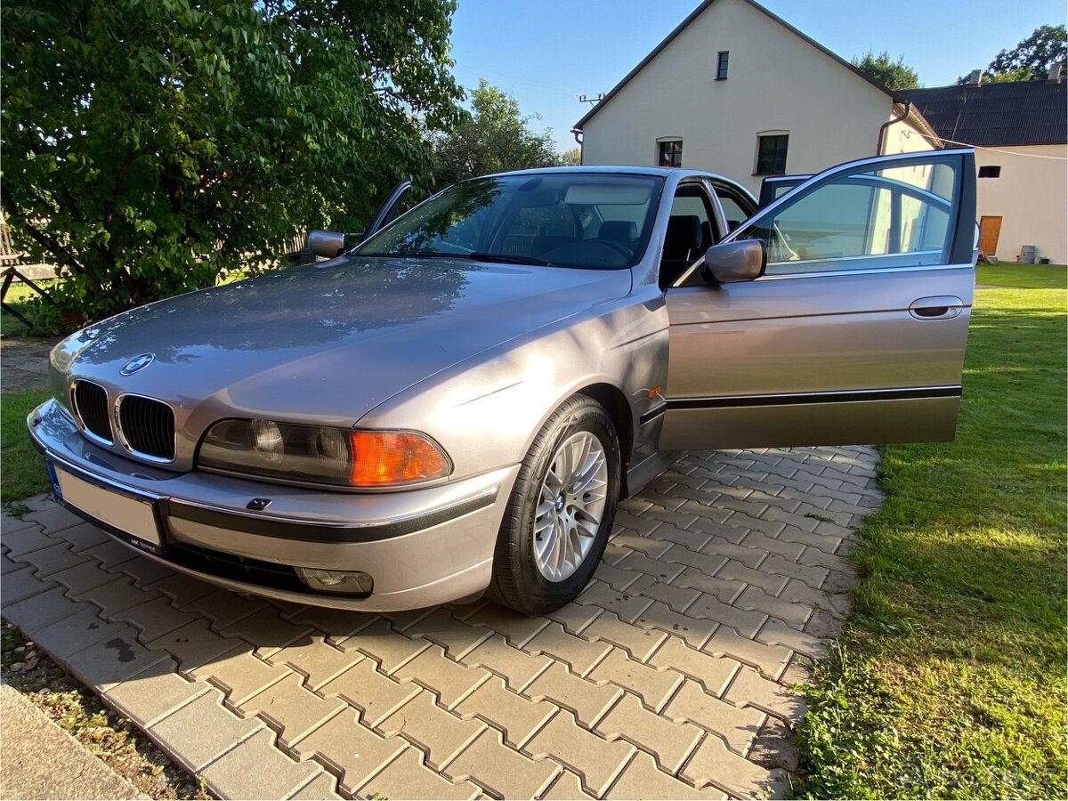 BMW 5 sedan E39, 528i manuál